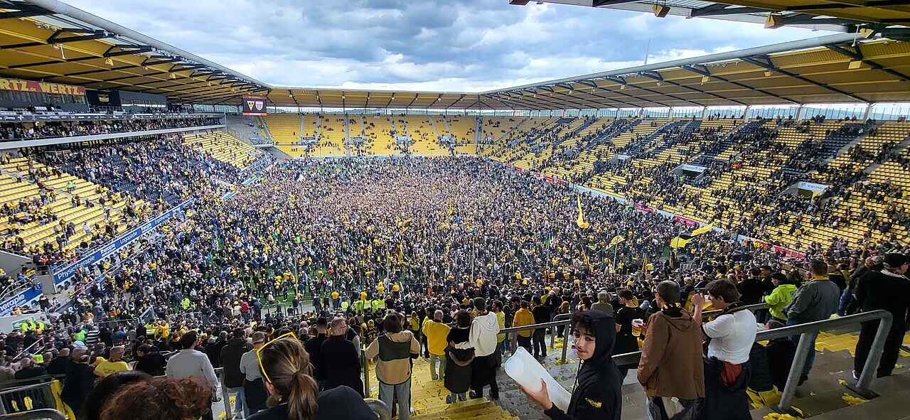 Alemannia-Aachen-Fans im Tivoli nach dem Aufstieg 2024, Archivfoto