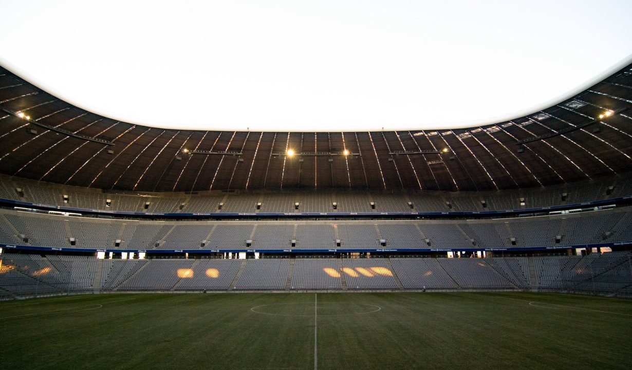 Innenraum der Allianz Arena in München mit Rasen und Tribünen