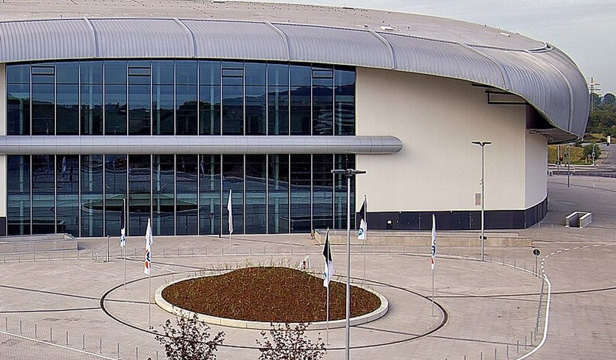 Arena in Düsseldorf-Rath, Austragungsort des Deutschland Cups 2026, Außenansicht mit Vorplatz