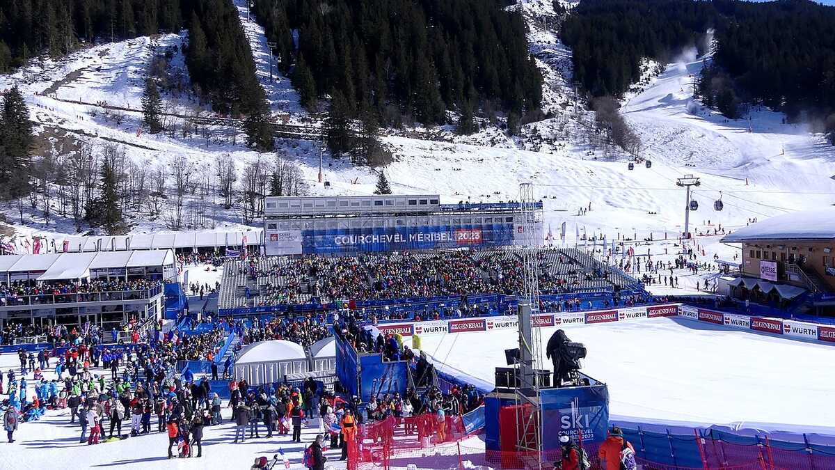 Zielbereich eines alpinen Skirennens in Méribel mit Ergebnisanzeige