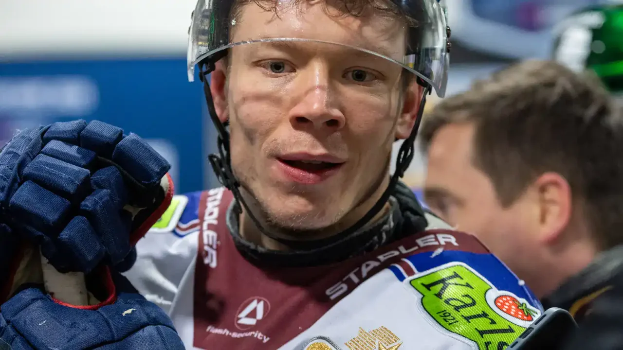 Archivbild eines Eishockeyspielers bei einem Interview nach einem DEL-Spiel