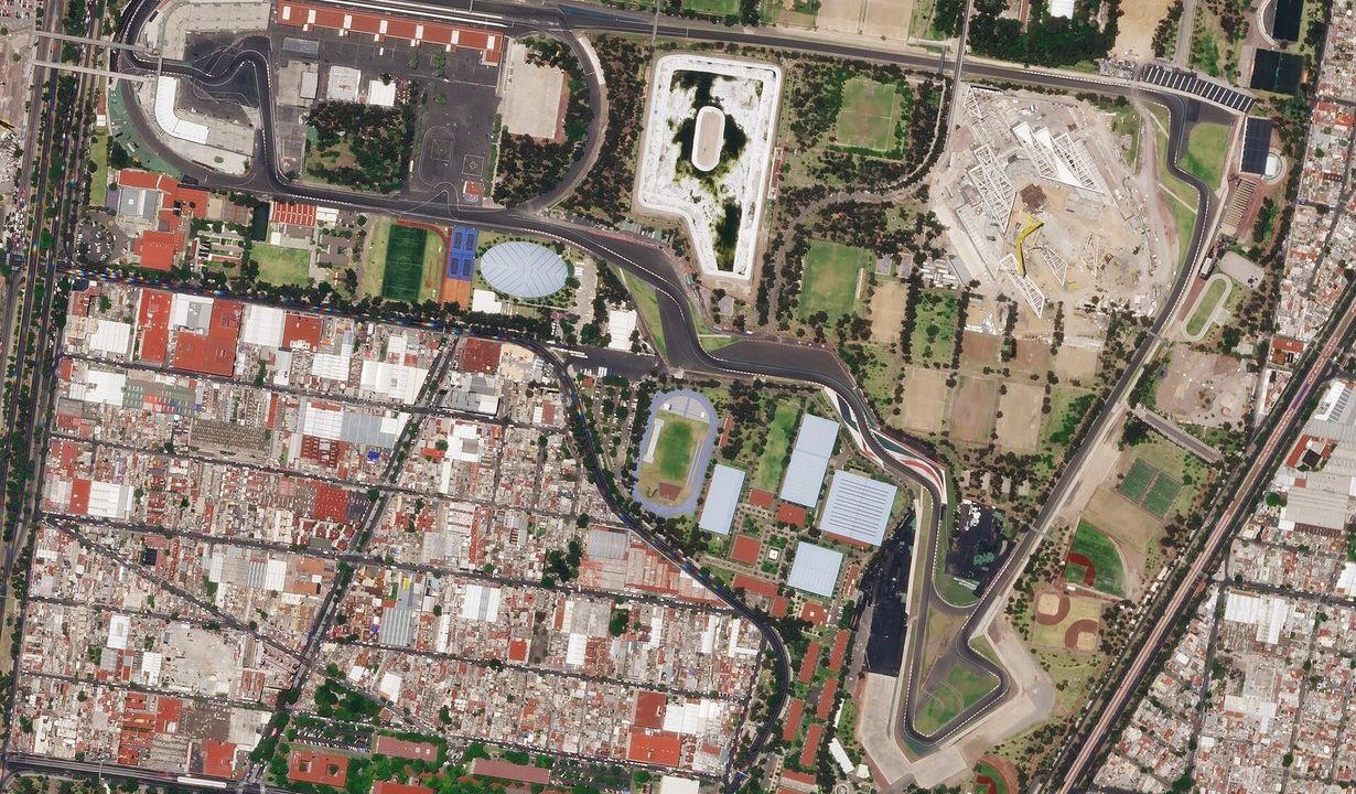 Satellitenbild des Autódromo Hermanos Rodríguez in Mexiko-Stadt mit Rennstrecke und Stadion