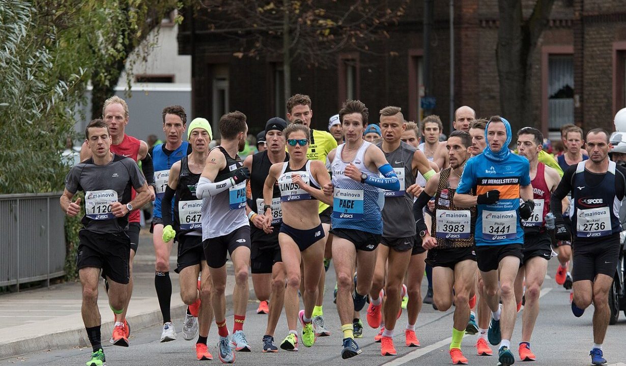 Läuferinnen und Läufer beim Frankfurt Marathon auf einer Straße