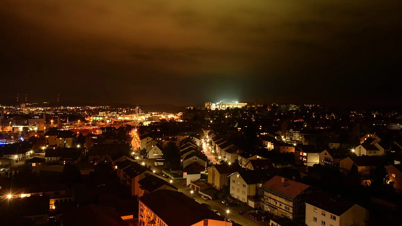 Fritz-Walter-Stadion in Kaiserslautern bei Nacht – Archivaufnahme
