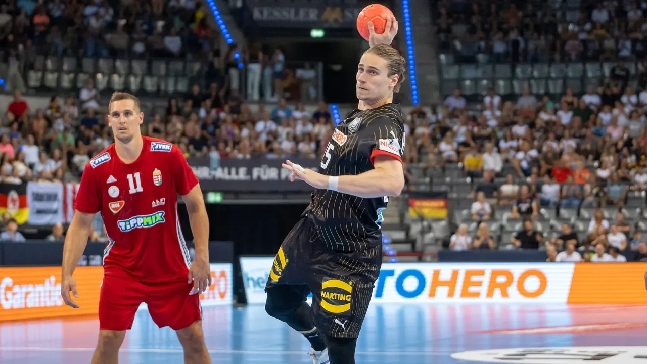 Juri Knorr beim Wurf im Handball-Länderspiel Deutschland gegen Ungarn 2024