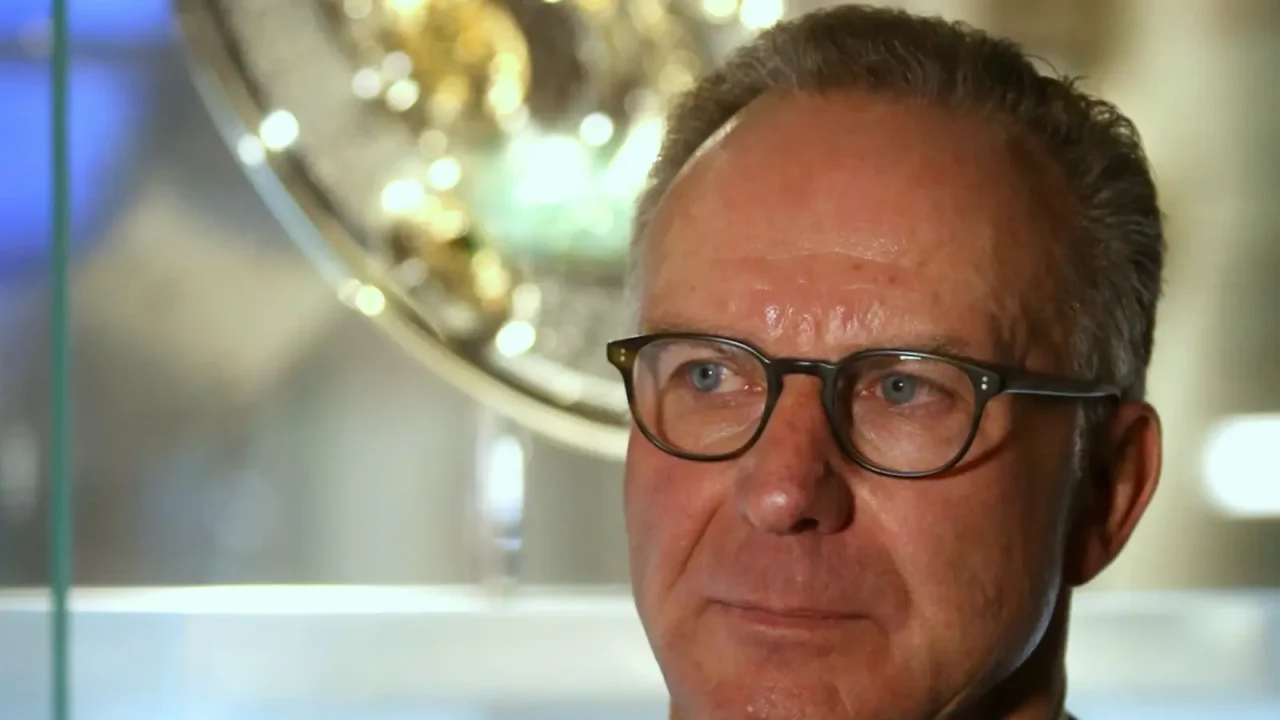Karl-Heinz Rummenigge vor der Meisterschale im FC Bayern Museum