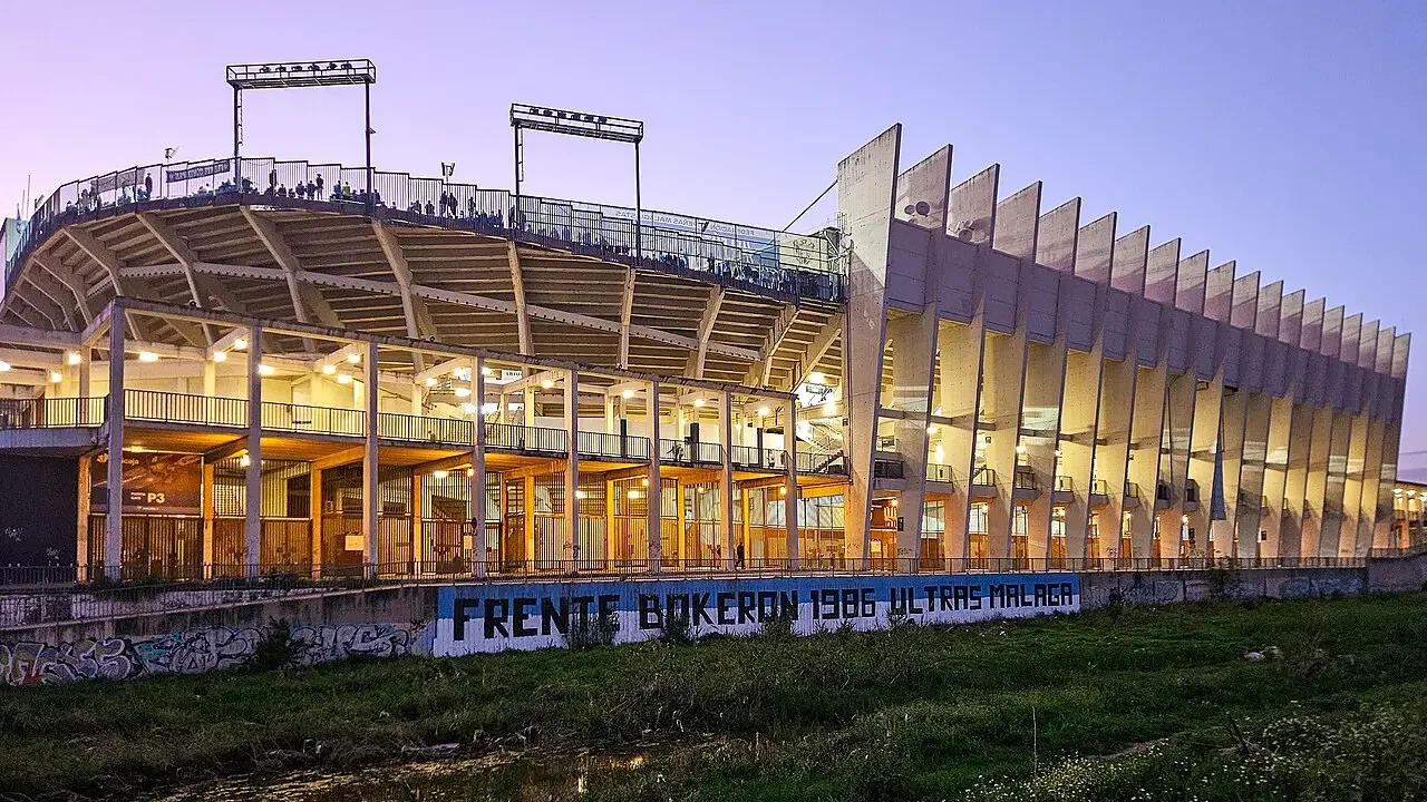 Archivaufnahme der La Rosaleda in Málaga bei Abendlicht