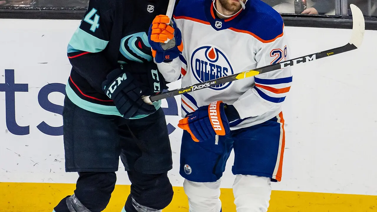 Leon Draisaitl im weißen Edmonton-Oilers-Trikot während eines NHL-Spiels, Archivaufnahme 2023