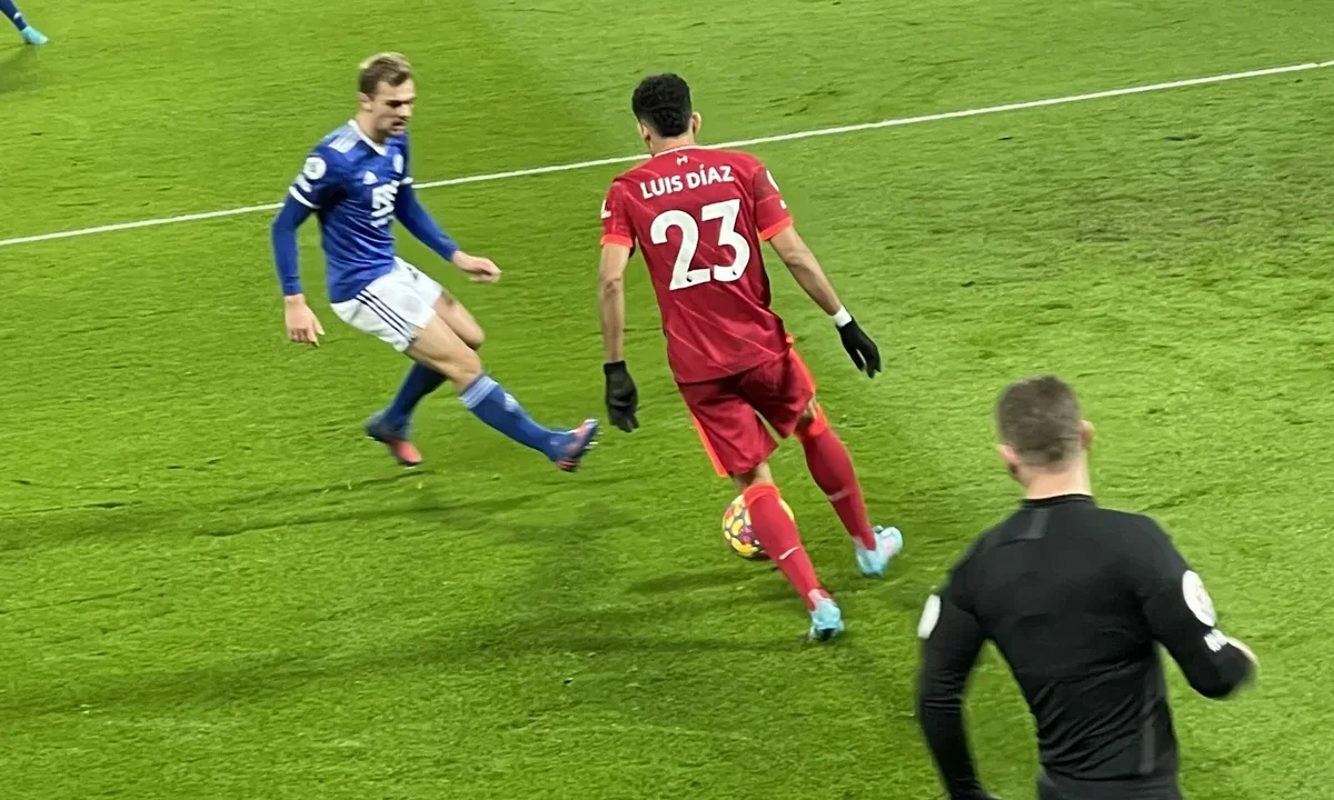 Luis Díaz im Duell mit Kiernan Dewsbury-Hall für Liverpool gegen Leicester — Archivfoto 2022