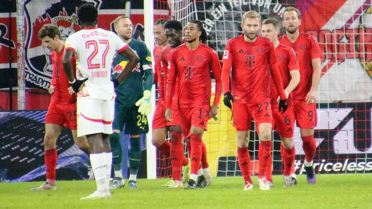 Michael Olise im Trikot des FC Bayern beim Testspiel in Salzburg 2025