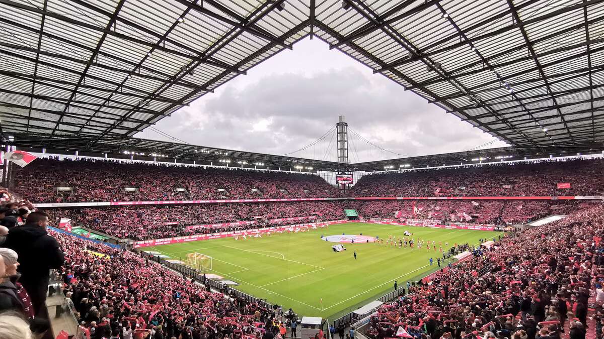 Archivaufnahme des RheinEnergieSTADION in Köln