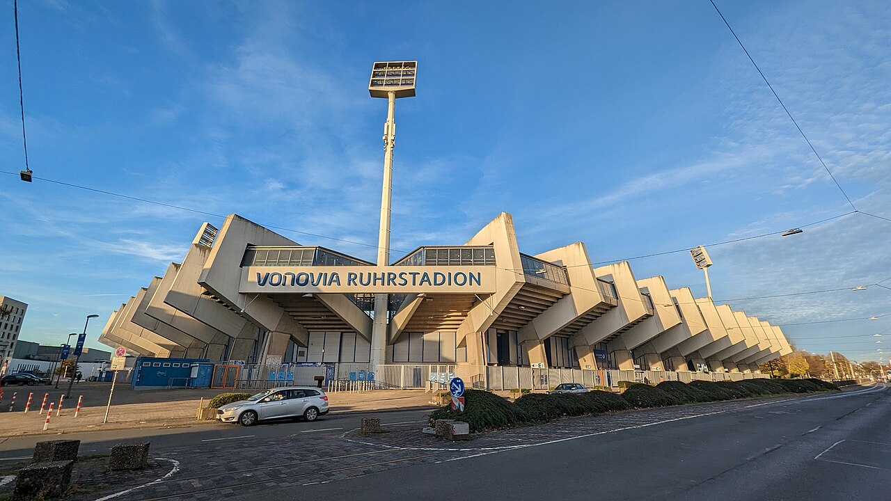 Ruhrstadion Bochum – historische Außenansicht von 2022