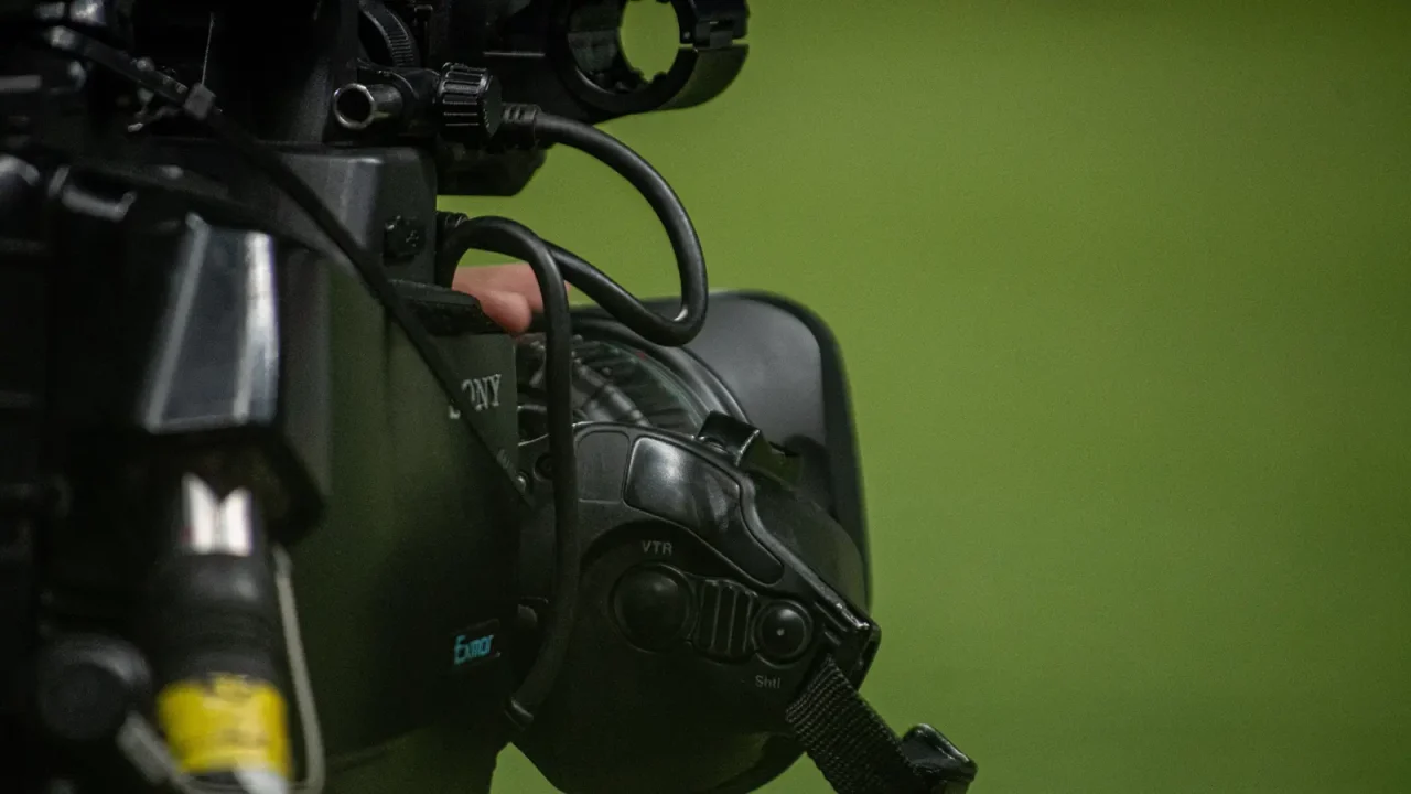 Fernsehkamera bei einer Sportübertragung – Archivbild zum TV-Programm am 10. und 11. Oktober 2026