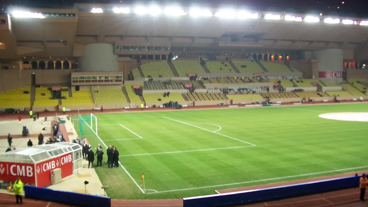 Archivaufnahme des Stade Louis II in Monaco während eines Fußballspiels