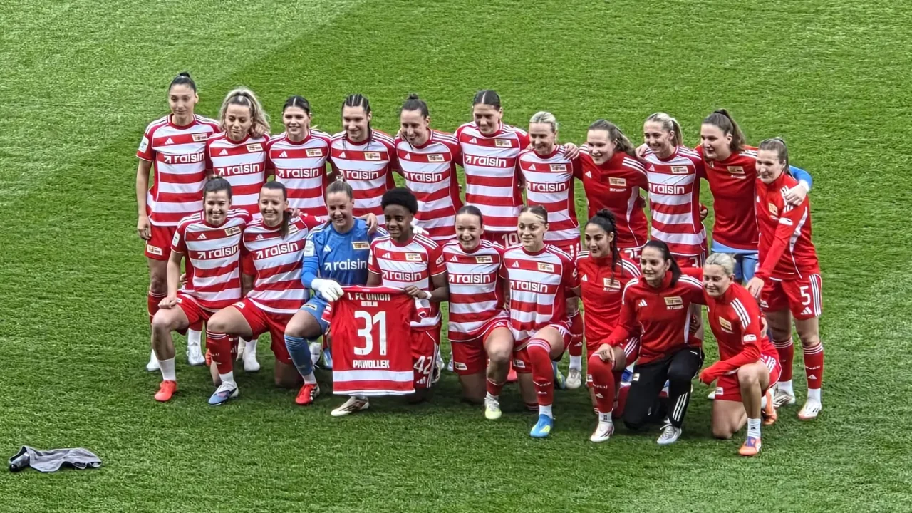 Archivbild der Frauen des 1. FC Union Berlin im Mannschaftskreis