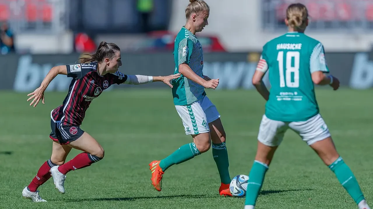 Michelle Ulbrich und Lina Hausicke von Werder Bremen im Bundesliga-Spiel 2023