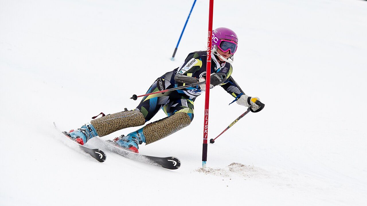 Slalomfahrerin passiert ein Tor bei einem Rennen in Trysil